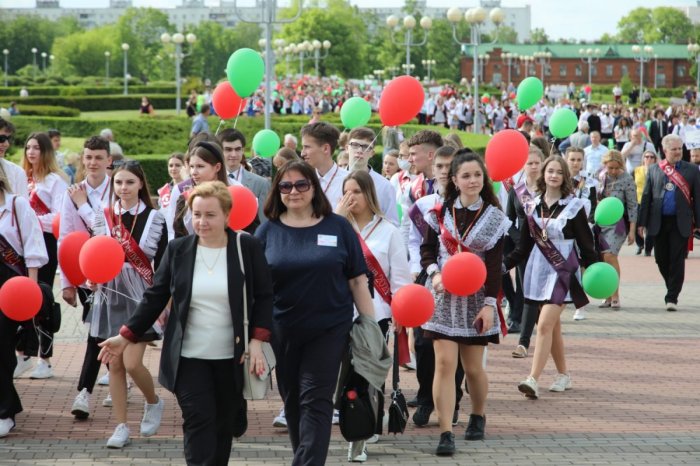 Республиканский "Последний звонок" впервые прошел в Бобруйске. Поздравил школьников и "Красный пищевик"