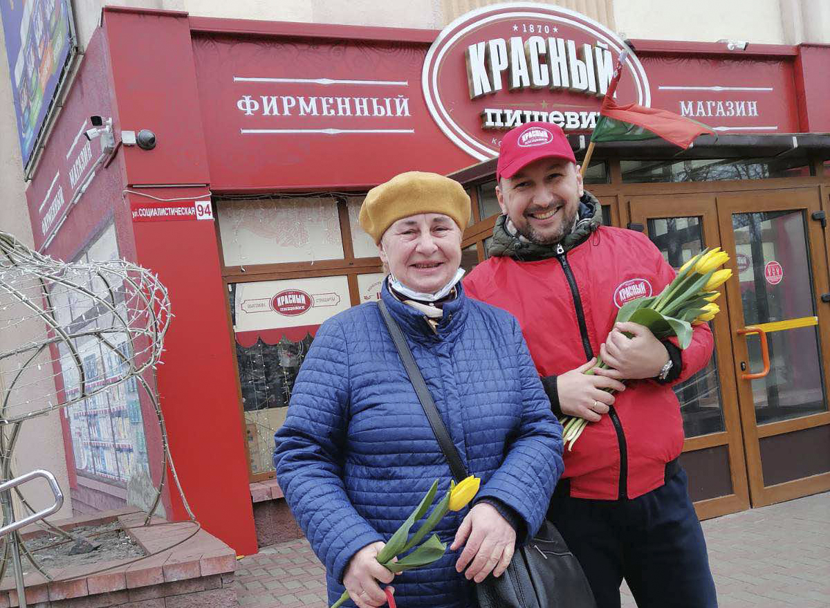 Цветы для самых любимых и праздничный концерт: "Красный пищевик" поздравил женщин города и предприятия с 8-м Марта