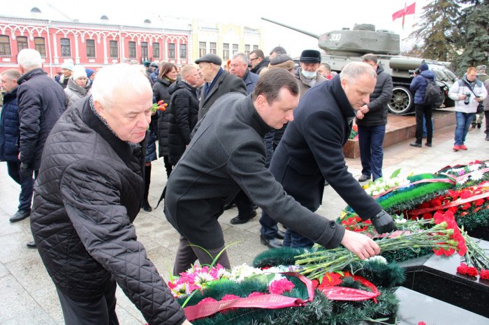 ОАО "Красный пищевик" принял участие в возложении венков и цветов к мемориалам памяти в рамках Дня защитников Отечества и Вооруженных Сил страны