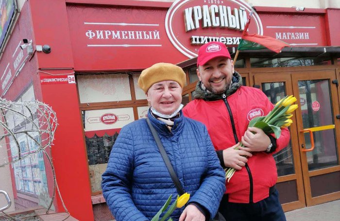 Цветы для самых любимых и праздничный концерт: "Красный пищевик" поздравил женщин города и предприятия с 8-м Марта