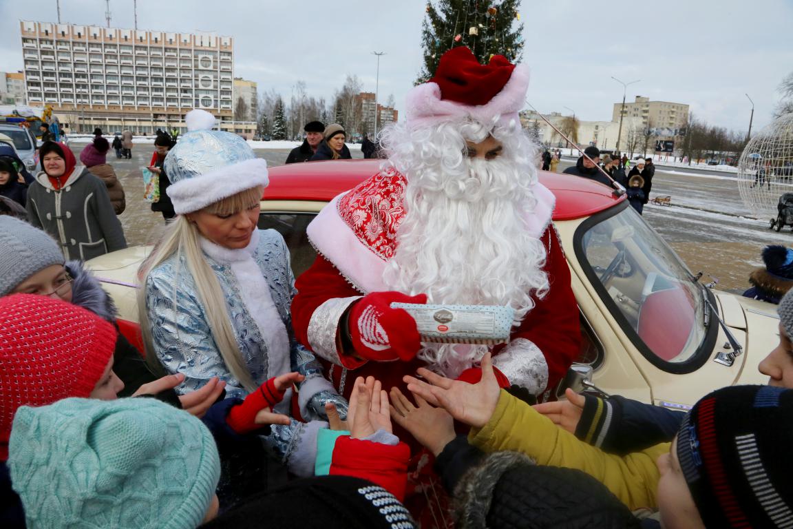 Сладкий новогодний тур ретро-автомобилей. «Красный пищевик» примет участие в сказочном путешествии для детей и взрослых!